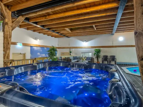 Ferienhaus mit privatem Hallenbad, Whirlpool & Sauna