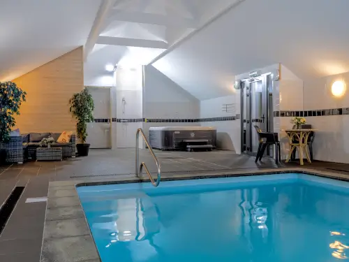Exklusives Ferienhaus mit privatem Innenpool, Whirlpool und Sauna
